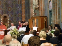 2014-04-24 Patriarch geheel rechts en gasten uit de oecumene