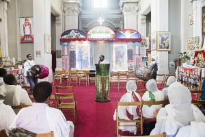 18 Eritrese vluchtelingen Rome MAG JE BIJSNIJDEN 300x200